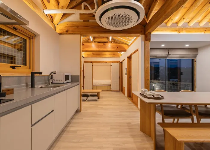 Luxury Hanok Seochon Apartment *