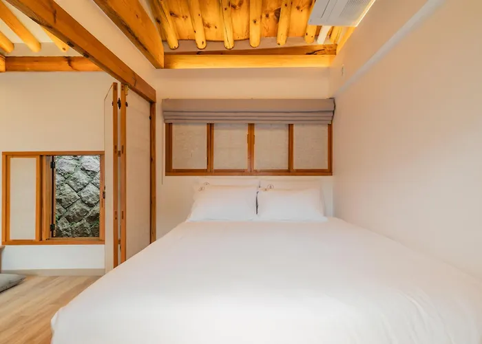 Luxury Hanok Seochon Apartment *